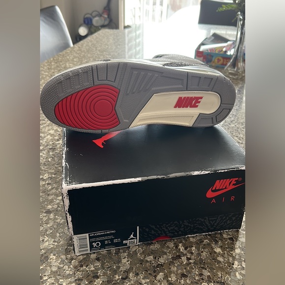 Jordan 3 White cement Reimagined - Picture 4 of 5